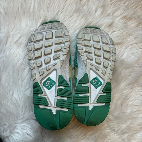 NIKE sneakers in teal and yellow, size 8 - Picture 3 of 4